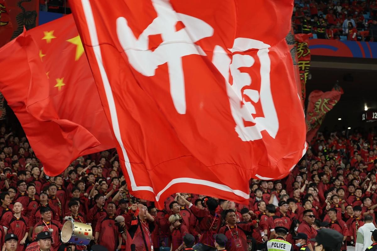 中国足球协会祝广大球迷朋友们新春快乐,龙年大吉! 中国足球协会祝广大球迷朋友们新春快乐,龙年大吉!